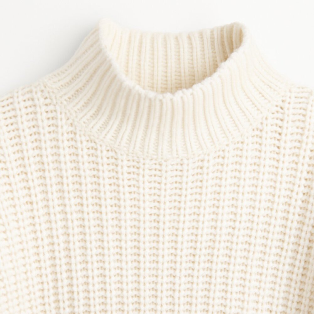 Soft Chunky Knit White Sweater – Size Large (L) – Never Worn  Stay warm, stylish